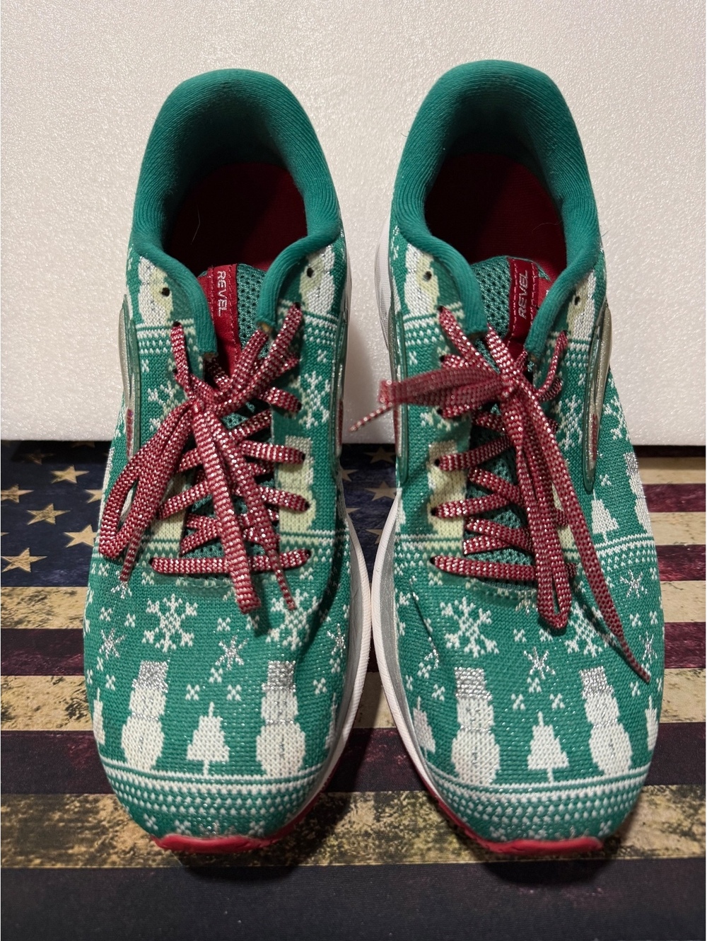 Brooks Revel 3 Run Merry Christmas Men’s 9.5 Ugly Sweater Green Holiday Shoes